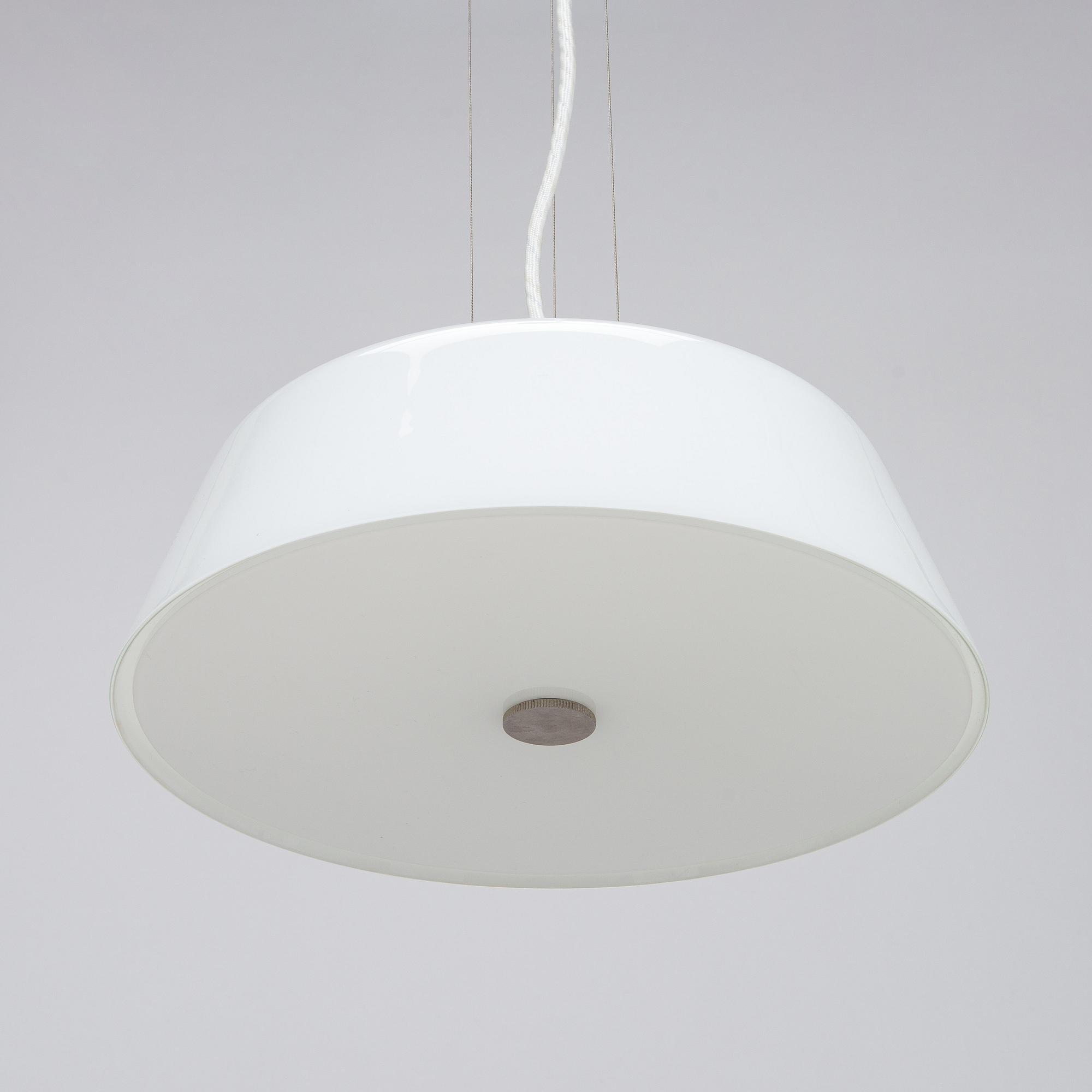 Arne Jacobsen, kattovalaisin "Stelling pendant" Louis Poulsen Tanska, 2002.