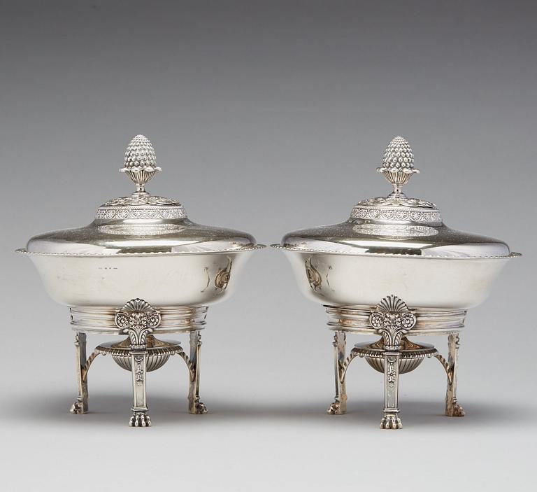 Adolf Zethelius, karotter / terriner på réchaud, ett par, silver, Stockholm 1830. Empire.