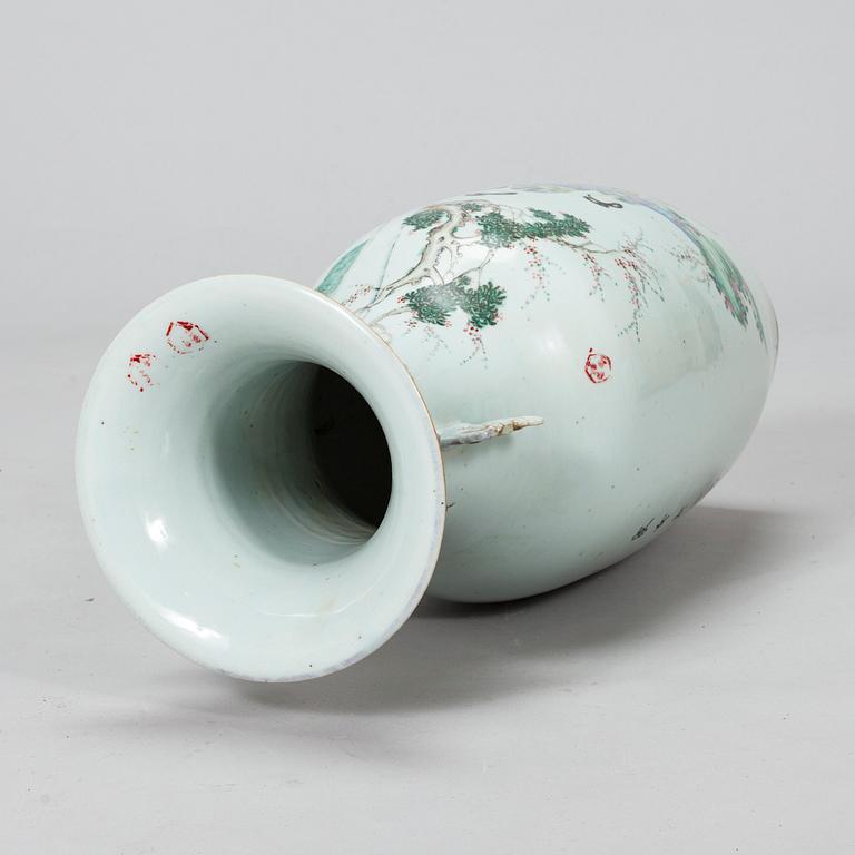 A Chinese porcelain vase by Wang Tong Shun, 20th Century.
