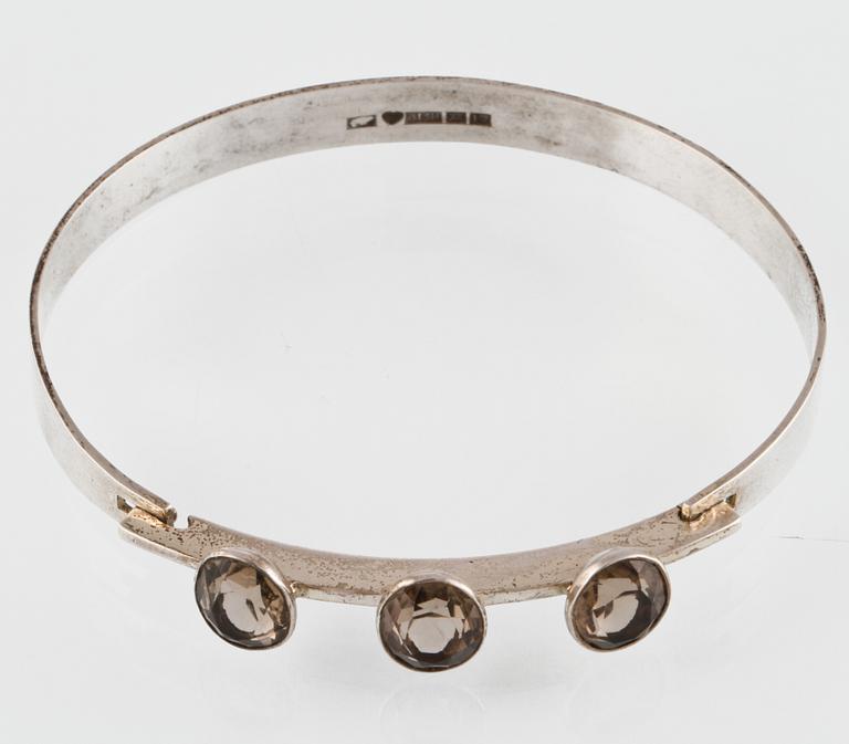 ARMRING, silver med fasettslipad rökkvarts, Turku, Finland, 1962. Vikt 13,9 gram.