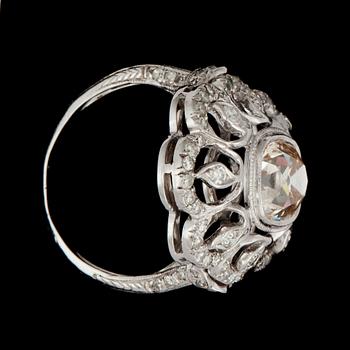 An old-cut diamond ring. Center stone circa 1.94 cts, surrounded by 70 smaller diamonds with different cuts.