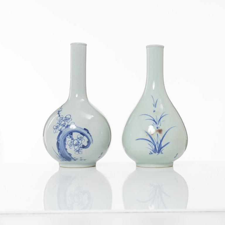 Two porcelain bottles, Japan/Korea, 20th century.