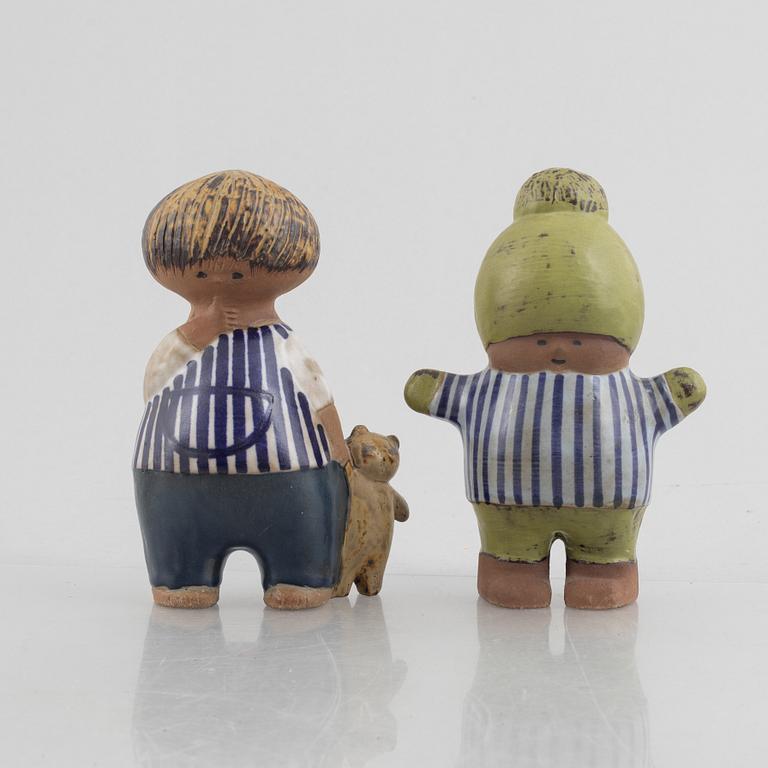 Lisa Larson, figuriner, 2 st, stengods, "Kalle" och "Malin" ur serien "Larsons ungar", Gustavsberg.