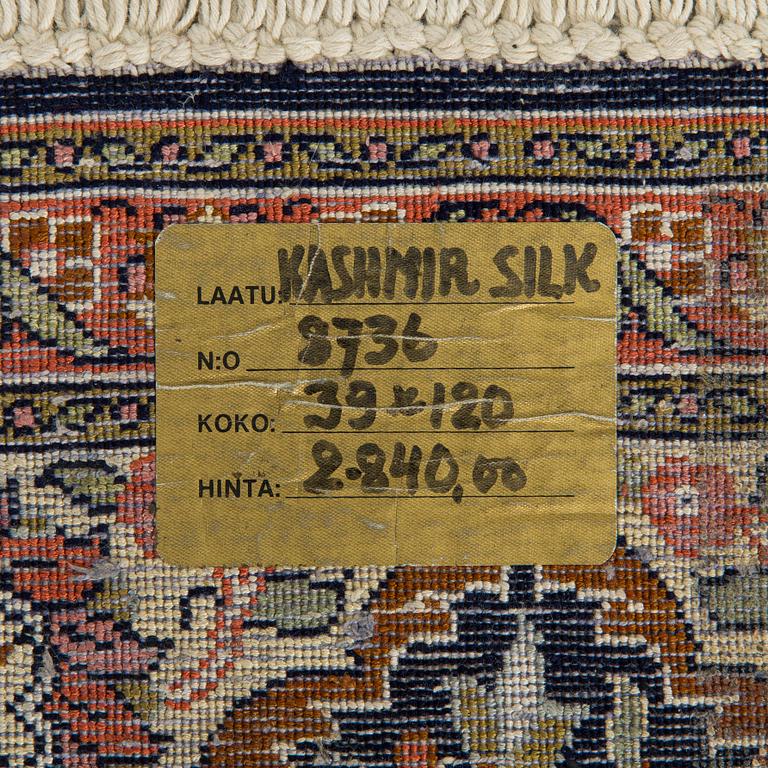 Mattor, 2 st snarlika, silke på bomullsvarp, Kashmir. Ca 119 x 39 cm och ca 123 x 40 cm.