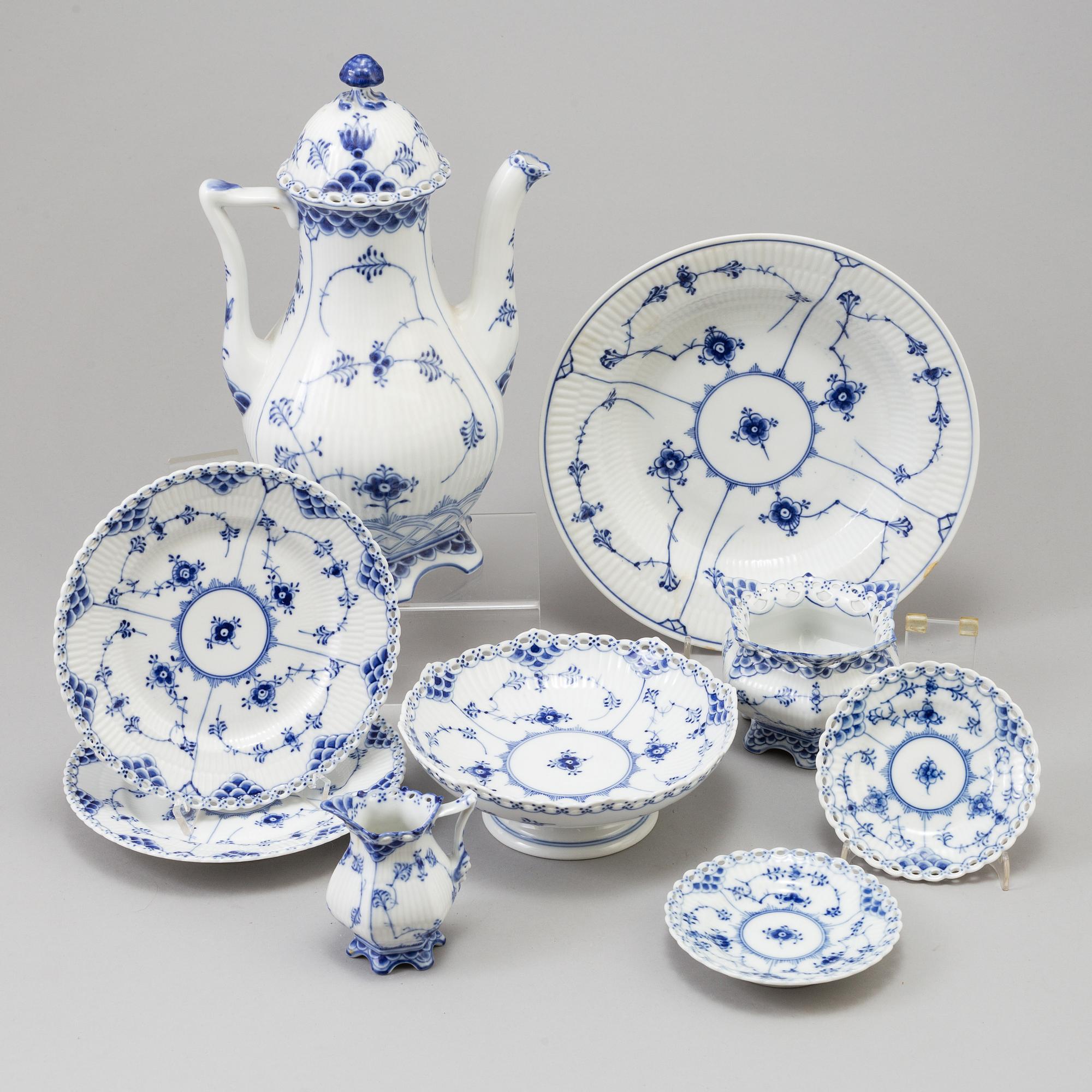 SERVISDELAR, 103 stycken, porslin, "Musselmalet", Royal Copenhagen.