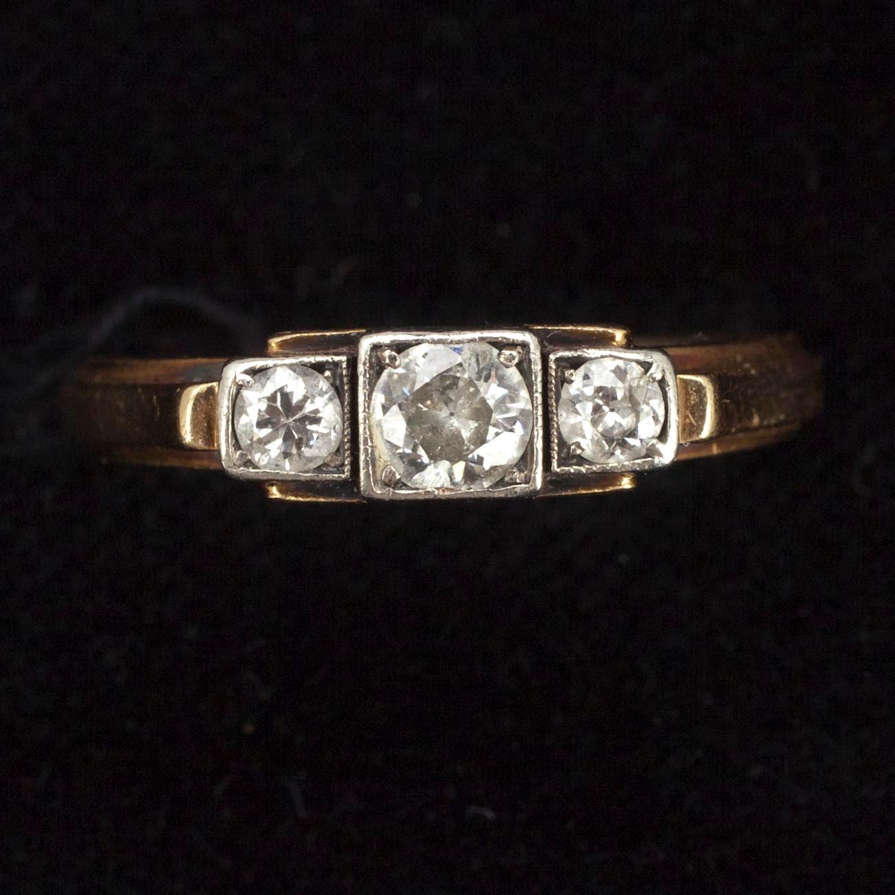 RING, guld 18K samt tre diamanter, A. Tillander, Helsingfors 1947. Vikt ca 3,8.