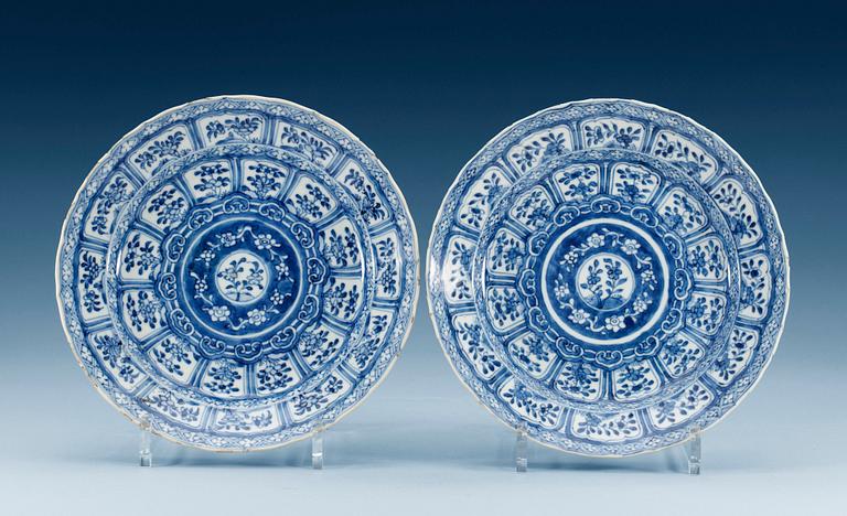 TALLRIKAR, två stycken, porslin. Qing dynastin, Kangxi (1662-1722).