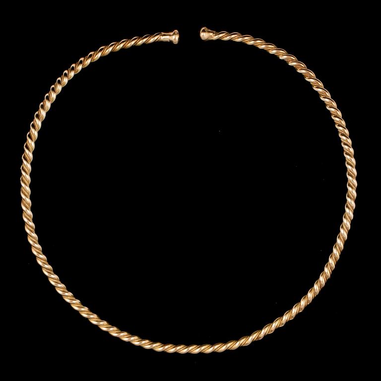 HALSRING, forntida stil, Guldsmedjan Odd Magnusson, Visby. Vikt ca 85 gram .