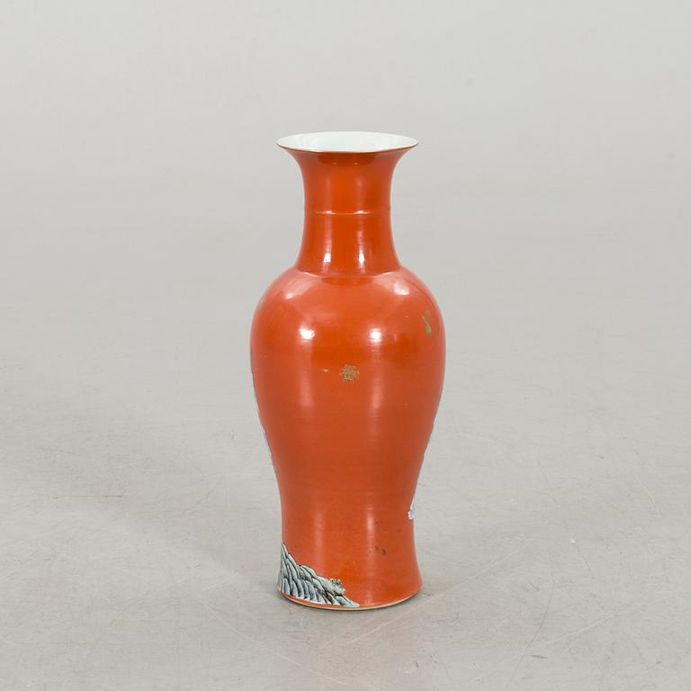 A CHINESE PORCELAIN VASE, CA 1900.