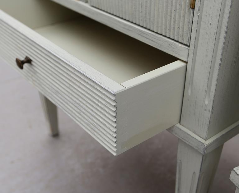 SÄNGBORD, 1 par, gustaviansk stil, 1900-talets andra hälft.