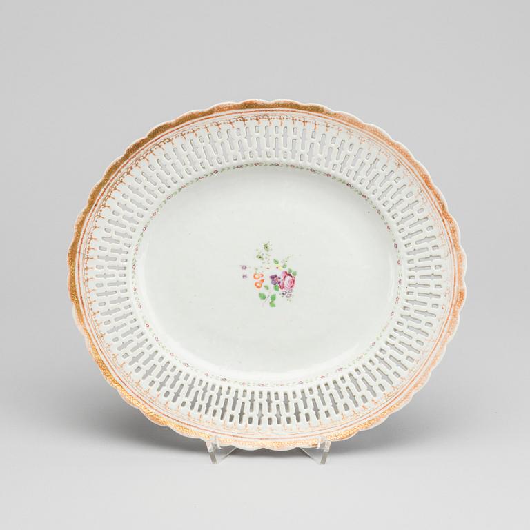 A Chinese 18th century porcelain plate.