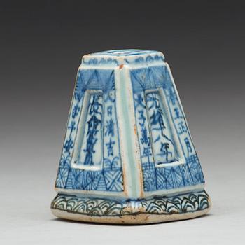 A blue and white joss stick holder, Qingdynasty, 19th Century.