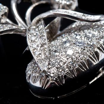 BROSCH, 14k vitguld, briljantslipade samt åttkantslipade diamanter ca 1.30 ct, Alessandria, Italien. Vikt ca 11 g.