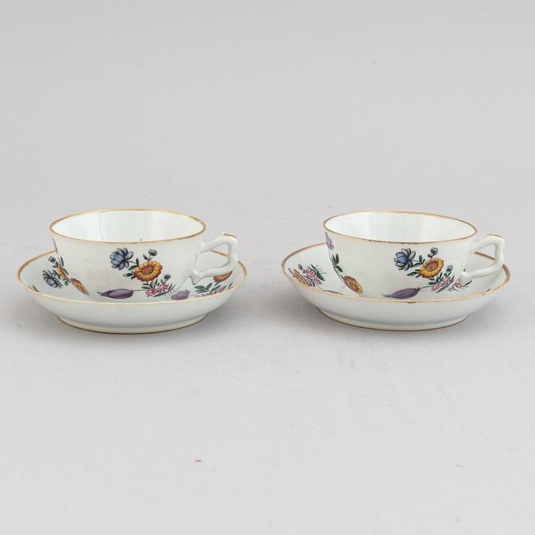 Four cups with six (4+2)dishes, Qing dynasty, 18th century.