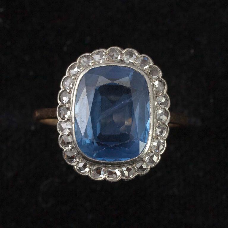 RING, safir samt 25 st. rosenslipade diamanter, guld 18K, Helsingfors 1929.