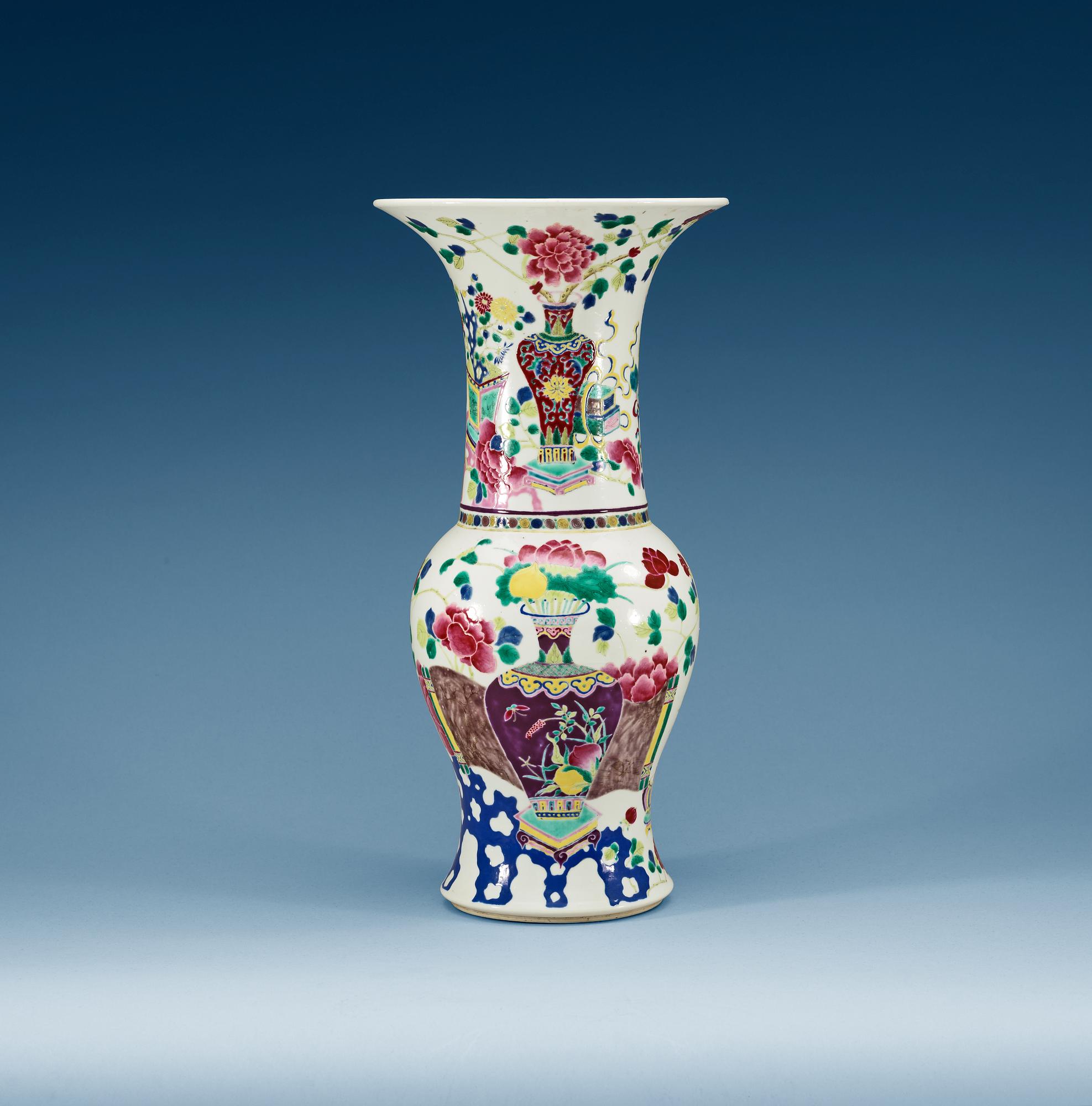 VAS, porslin. Qing dynastin, 1800-tal, med Kangxis sex karaktärers märke.