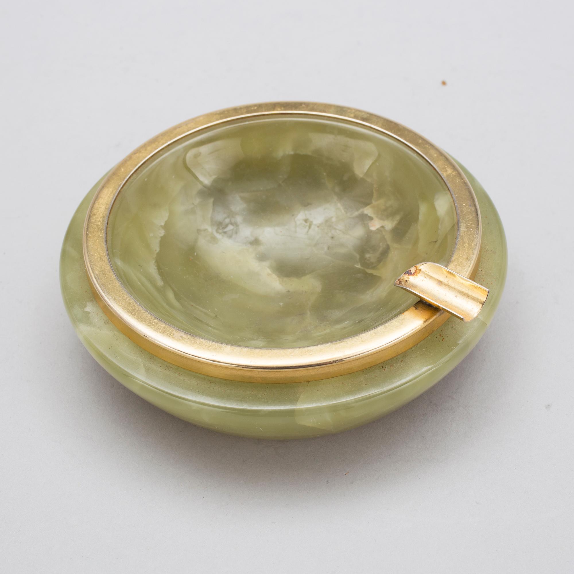 ASKFAT, LOCKASK OCH CIGARETTÄNDARE, onyx. 1900-talets andra hälft.