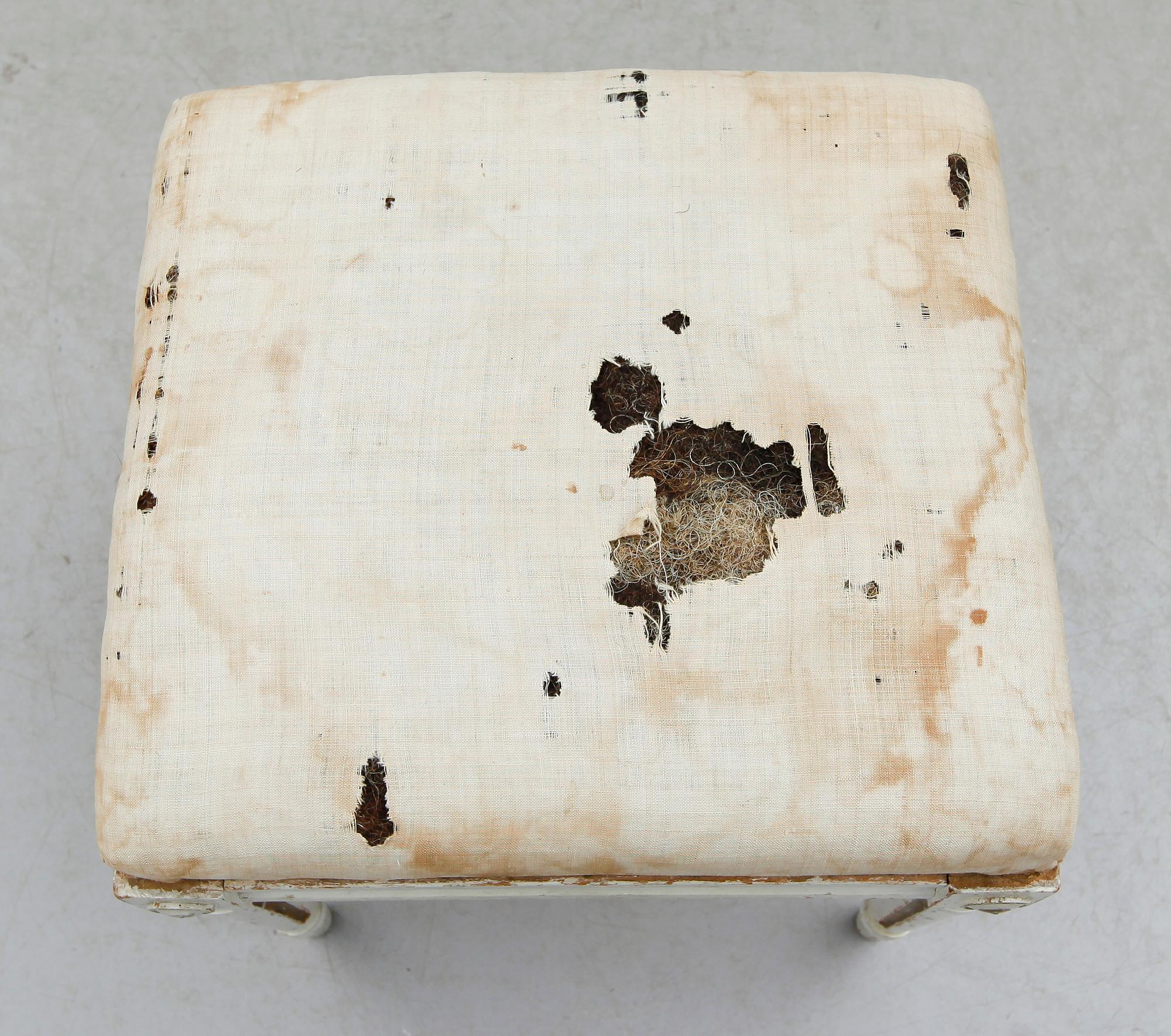 TABURETT, sengustaviansk, omkring år 1800.
