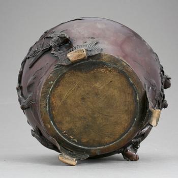 BORDSLAMPA OCH URNA, brons, Japan.