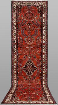 Gallerimatta, Hamadan, c 432 x 120 cm.