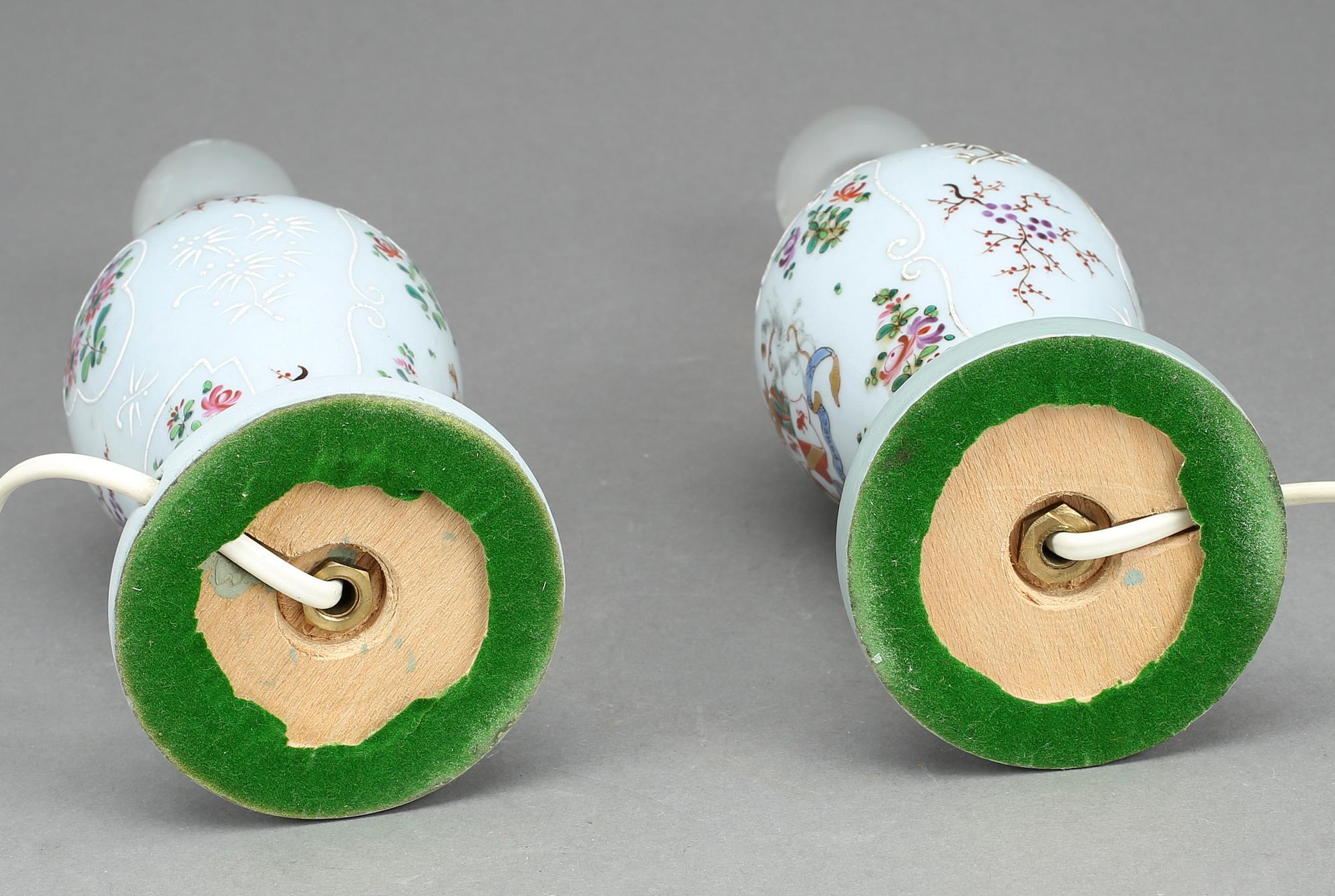 BORDSLAMPOR, ett par, porslin, Samson, Frankrike, 1800-talets andra hälft.