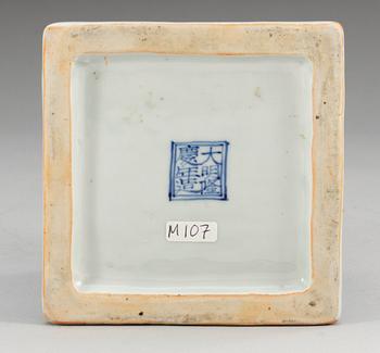 A blue and white Longqing cricket box, Ming dynasty (1567-72).