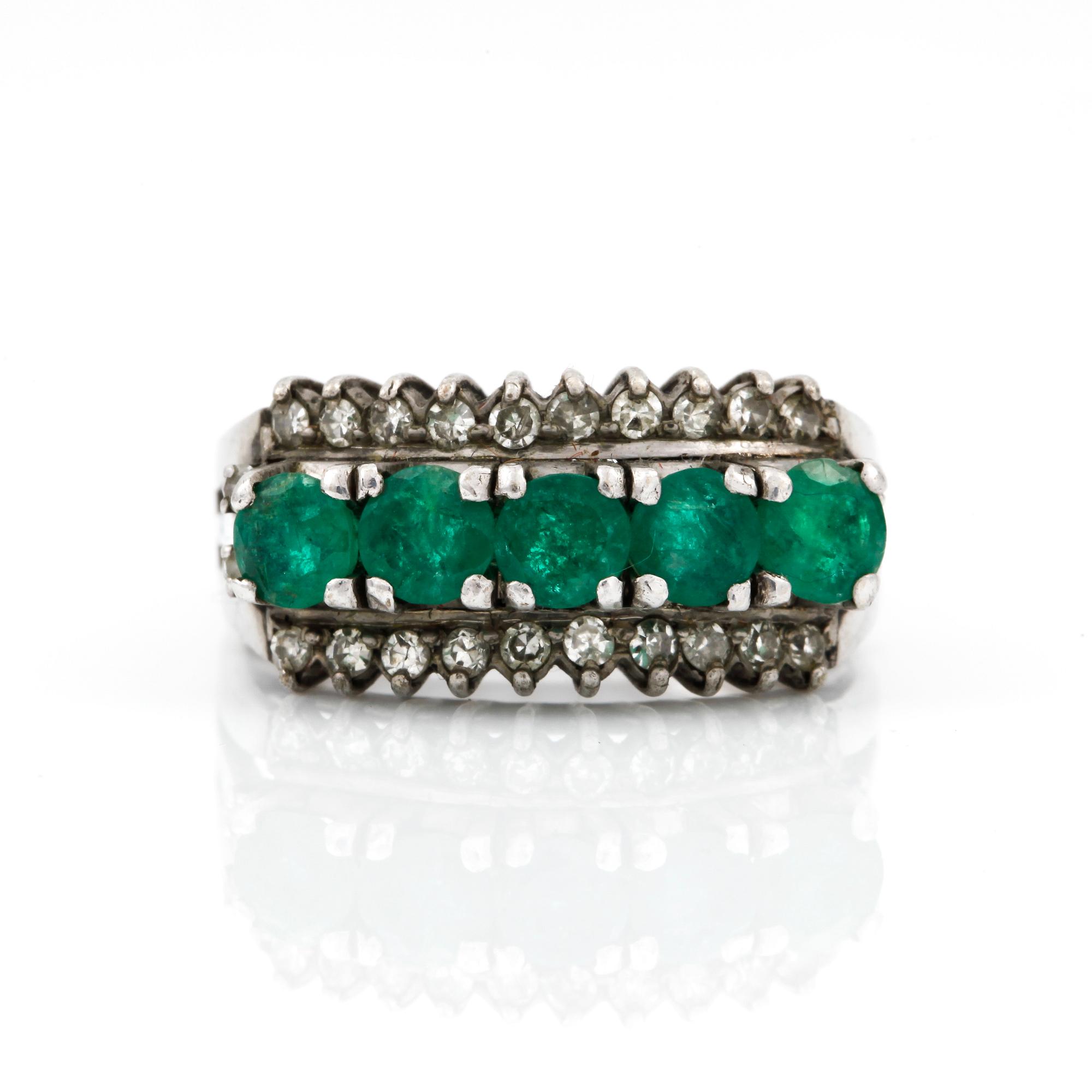 RING, 18 k vitguld, diamanter samt smaragder. 1900-tal. Totalvikt ca 5 gram.