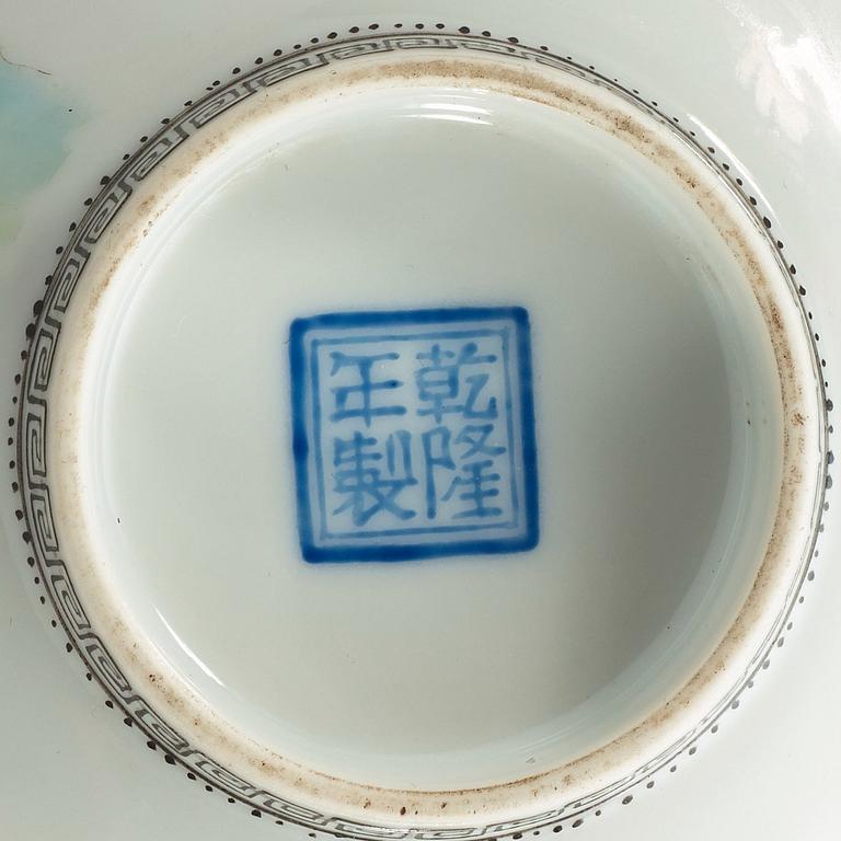 VAS, porslin. Kina, troligen Republik, 1900-tal, med Qianlong fyra karaktärers märke.