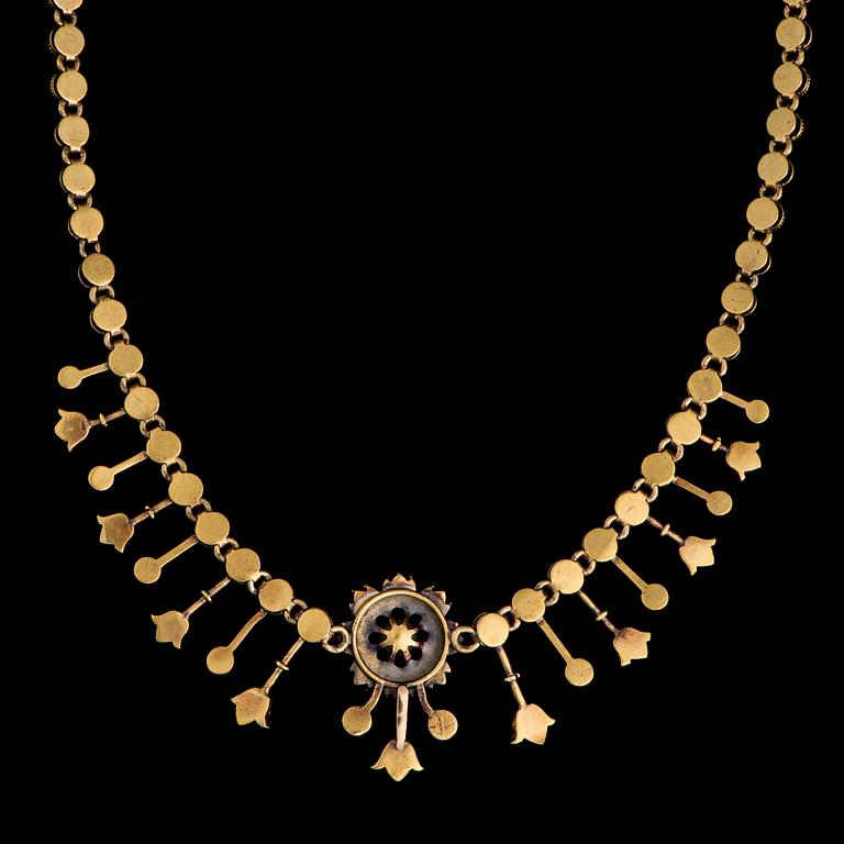 A NECKLACE, 14K gold, pearls. Early 20th century. Weight c. 19.3 g.