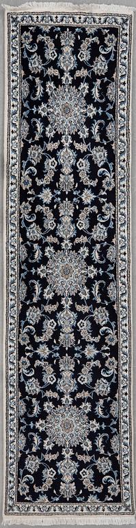 Gallerimatta, Nain part silk, ca 300 x 79 cm.