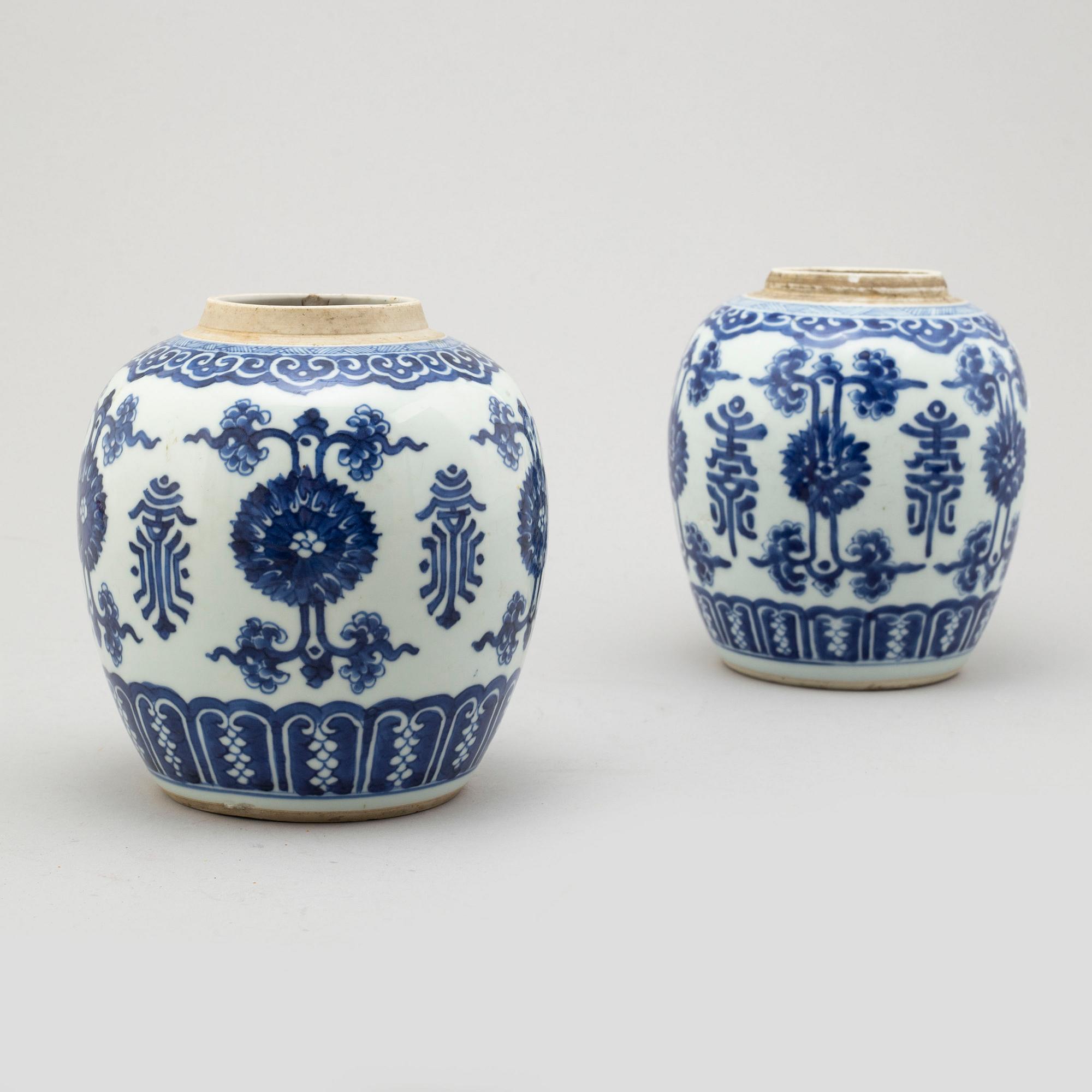 BOJANER, två stycken, porslin. Qingdynastin, Kangxi (1662-1722).