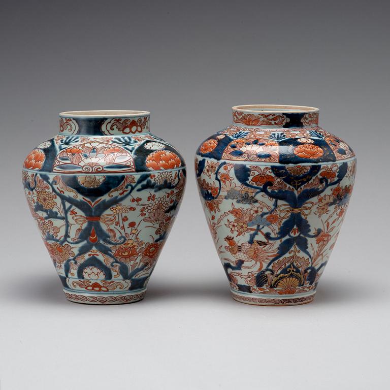 A pair of Japanse imari jars, Genroku, 18th Century.