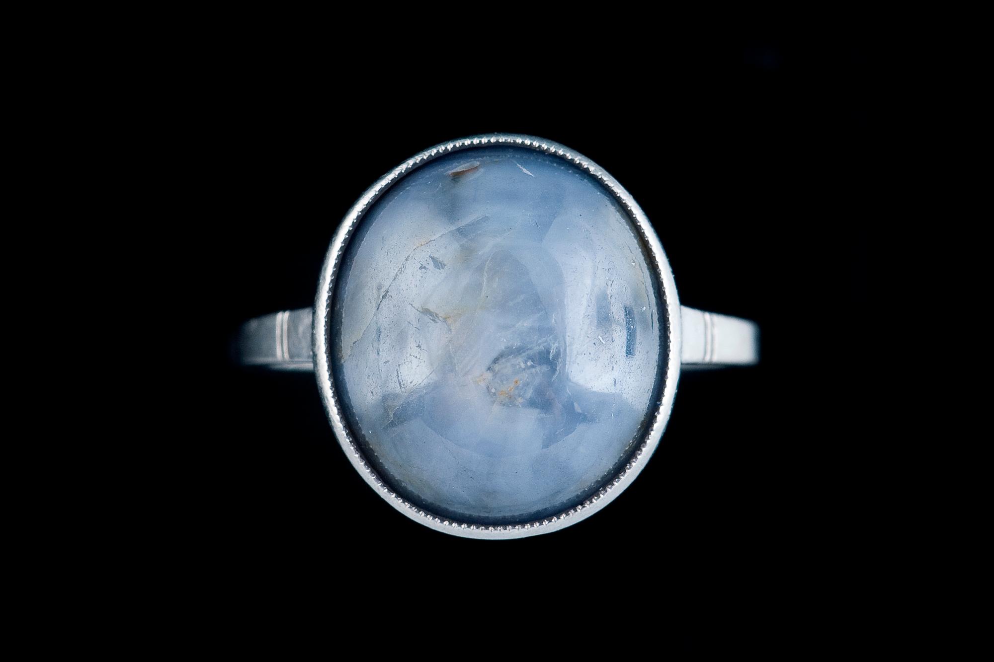 RING MED STJÄRNSAFIR.