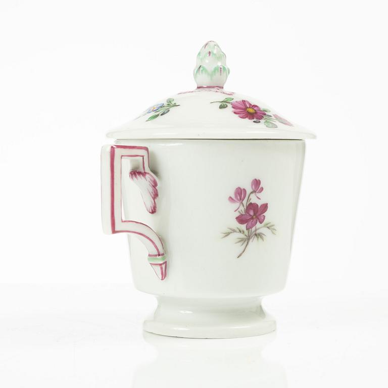 Kopp med lock, fat, porslin, Meissen respektive KPM, 1700-/1800-tal.
