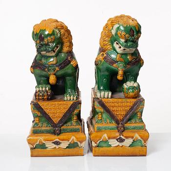 Fohundar, ett par, porslin, Kina, 1900-talets andra hälft.