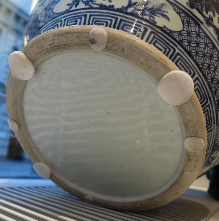 A large blue and white vase, late Qing dynasty (1644-1912).