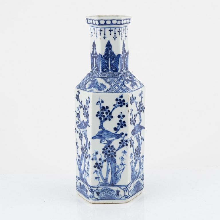 A blue and white porcelain case, China, Qingdynasty, 19th century.