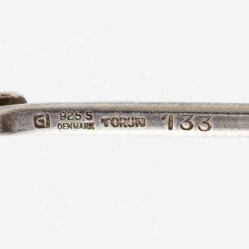 Vivianna Torun Bülow-Hübe, halsring med hänge, sterlingsilver och ametist, för Georg Jensen.