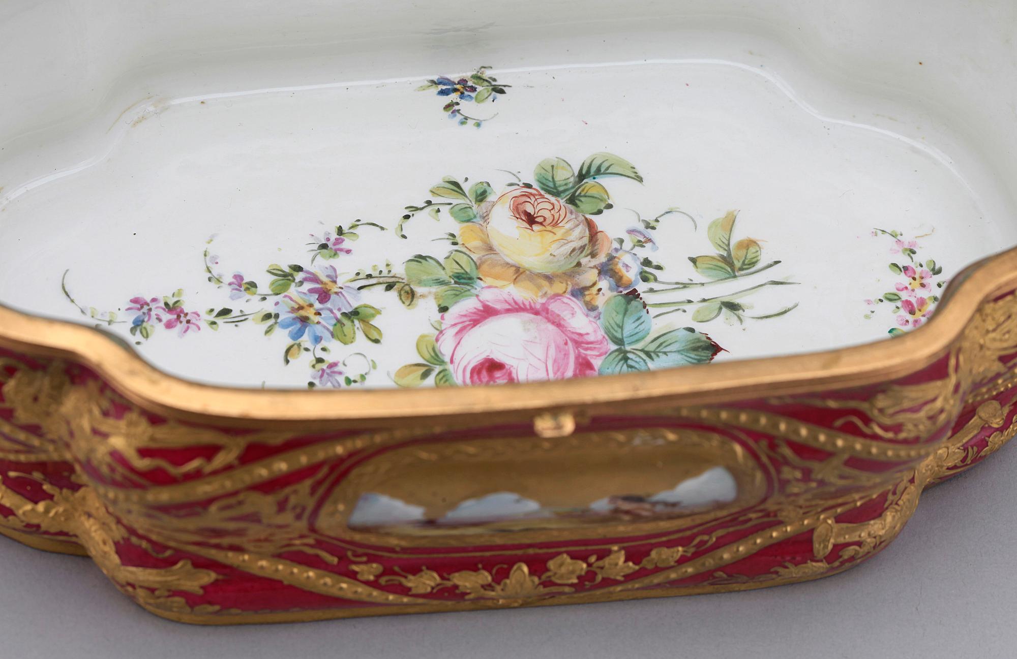 URNOR, ett par, samt SKRIN med LOCK, porslin. Sèvres-stil, 1900-talets första hälft.