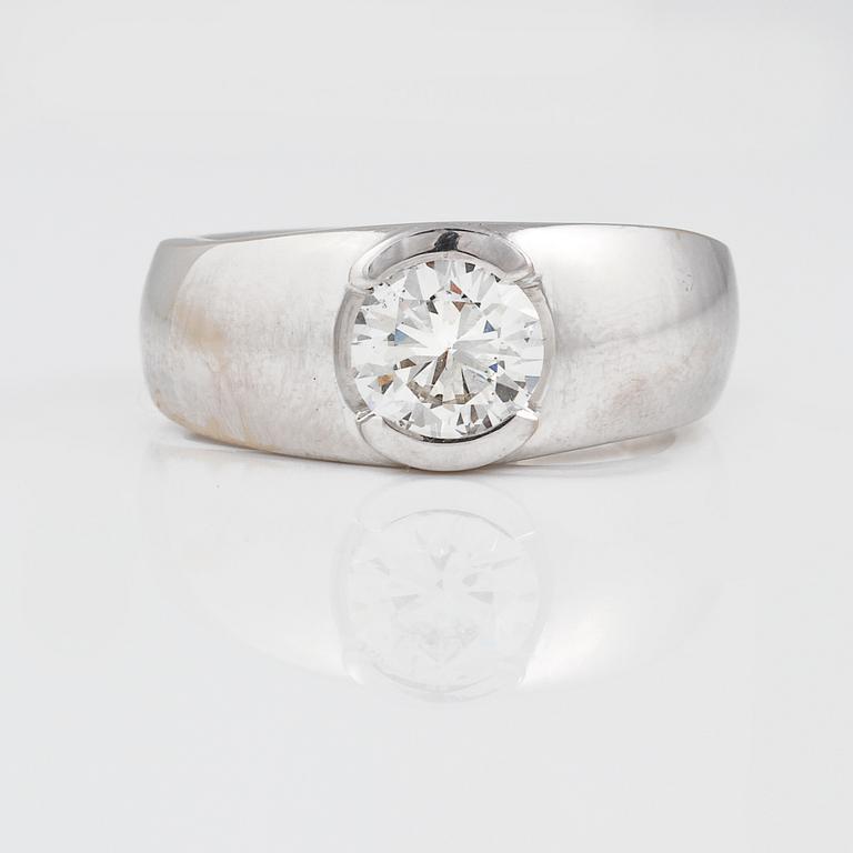 RING, 18K vitguld med briljantslipad diamant 1.08 ct. Vikt 14,8 gram.