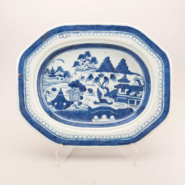 A Chinese Qianlong porcelain plate.