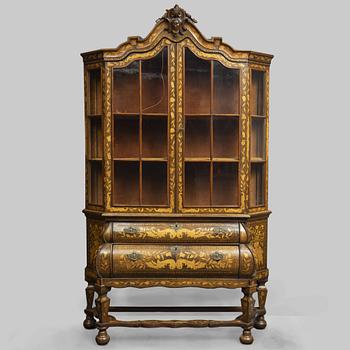 A Dutch display cabinet, 18th century.