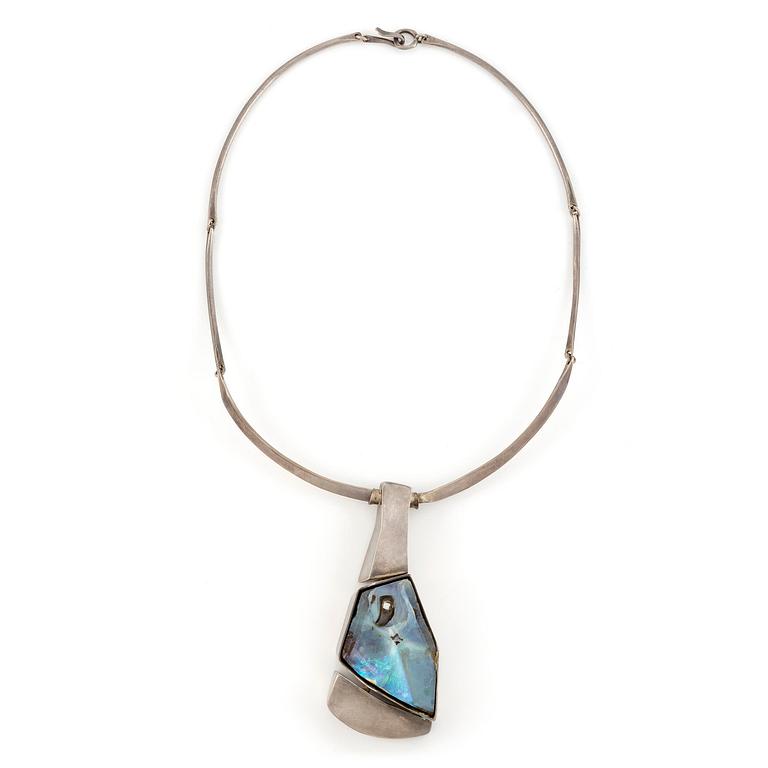 Kristian Nilsson, for Lantz, necklace of silver with opal and brilliant-cut diamond, Stockholm 1975.