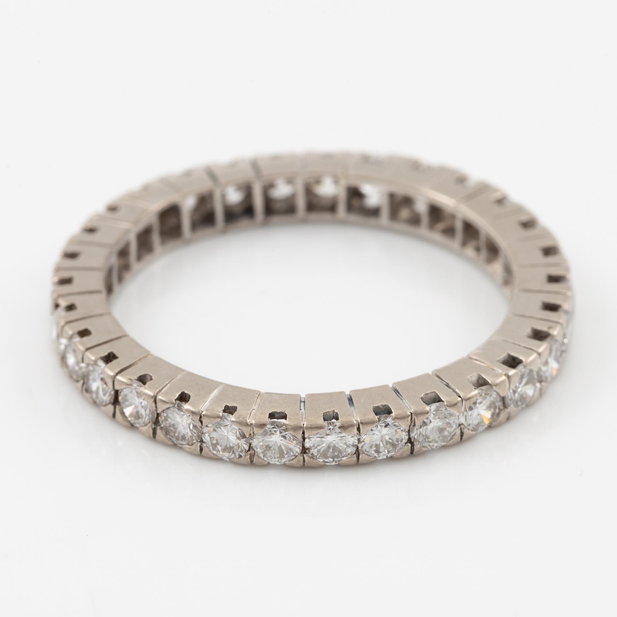 Alliansring, helallians, 18K vitguld med briljantslipade diamanter.