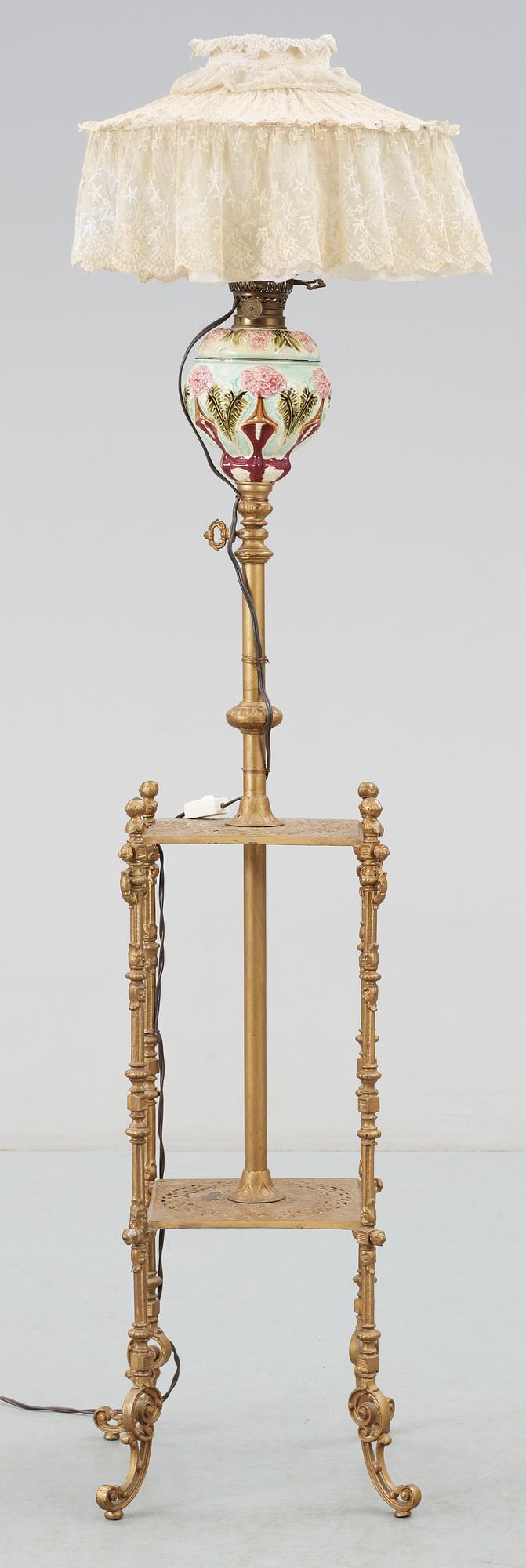 GOLVFOTOGENLAMPA, metall samt majolica, nyrenässans, 1800-talets slut.