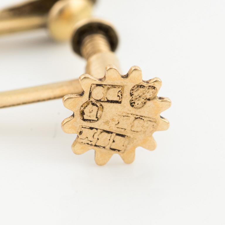 Ett par örhängen och en brosch, 18K och 14K guld med pärlor och små rosenslipade diamanter.