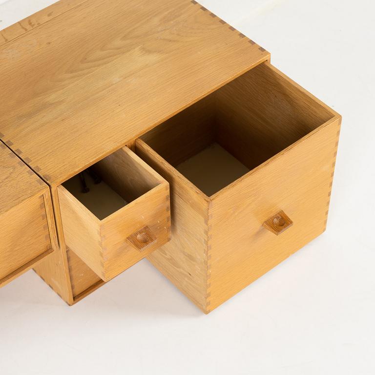 Sminkbord med spegel samt ett par vägglampor, Luxus, Vittsjö.