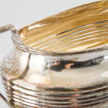 A sugar bowl and a creamer by Henry Stratford in Sheffield, 1895, weight 289 g.