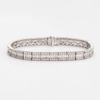 An 18K white gold bracelet with diamonds ca. 7.42 ct in total according to engraving.