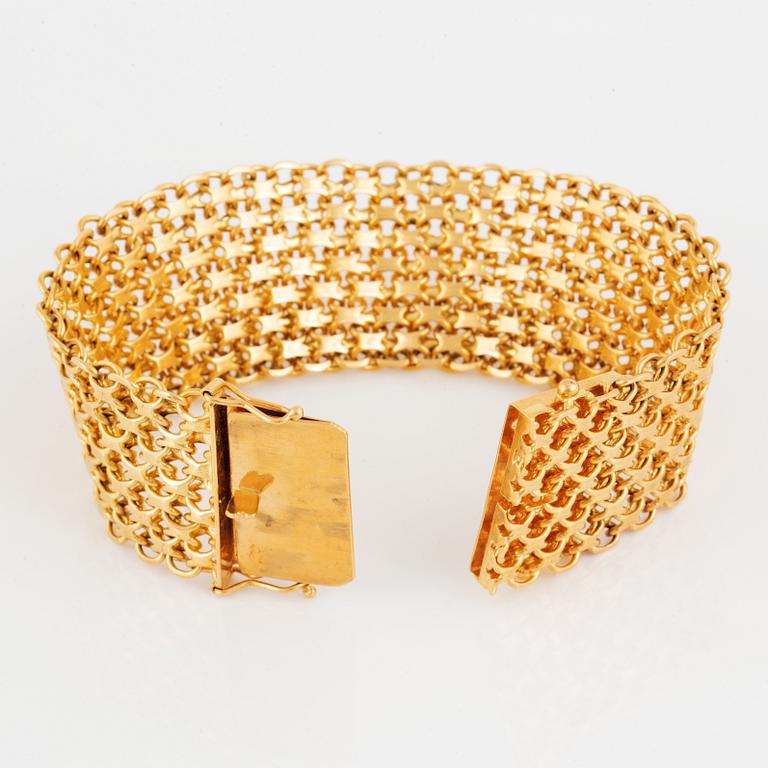 18K gold bracelet.